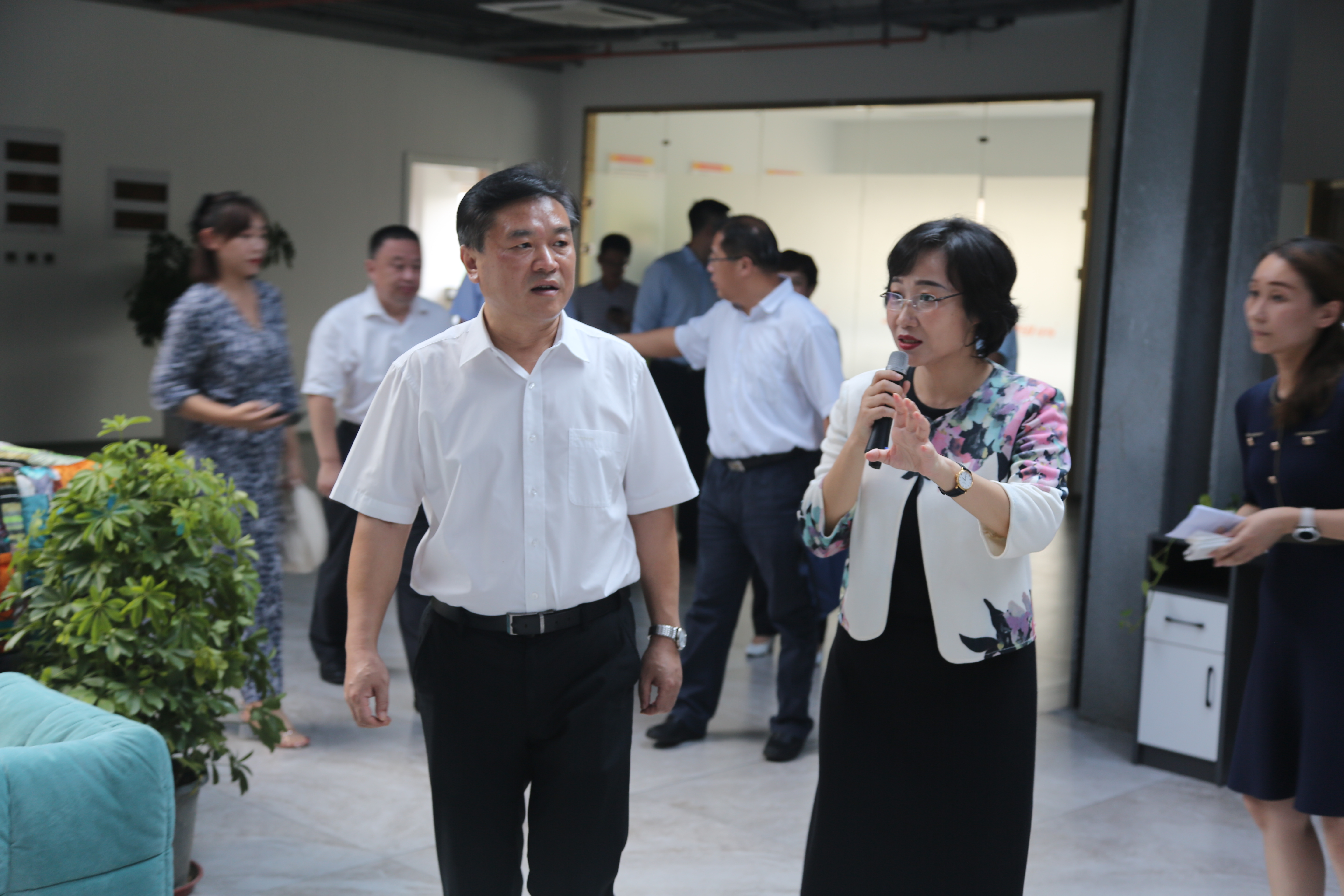 【佳怡快訊】中共濟(jì)南市委常委、政法委書記秦傳濱一行蒞臨佳怡調(diào)研指導(dǎo)工作