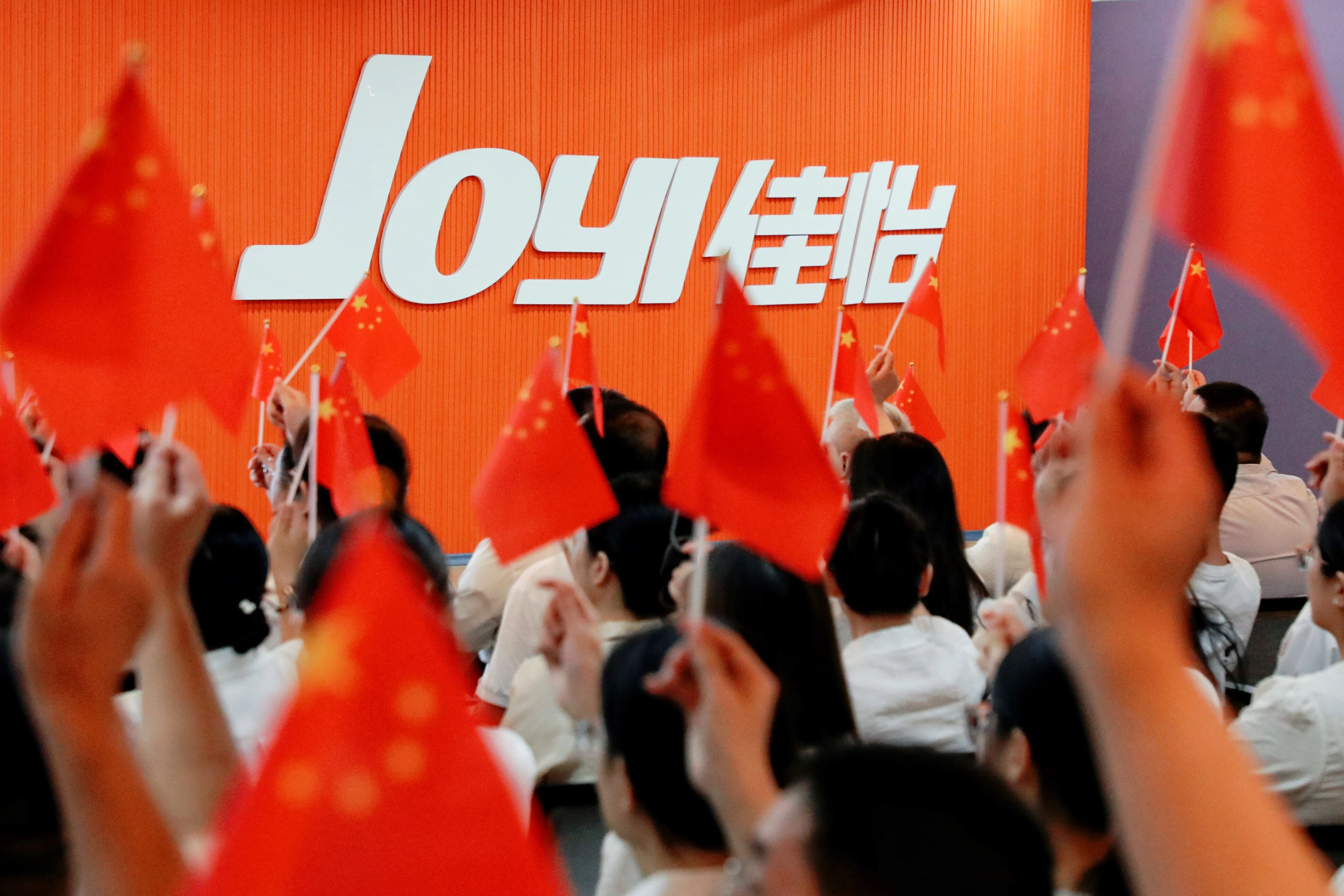 銘記歷史，砥礪前行！佳怡供應(yīng)鏈企業(yè)集團(tuán)組織員工觀看紀(jì)念抗戰(zhàn)勝利80周年閱兵